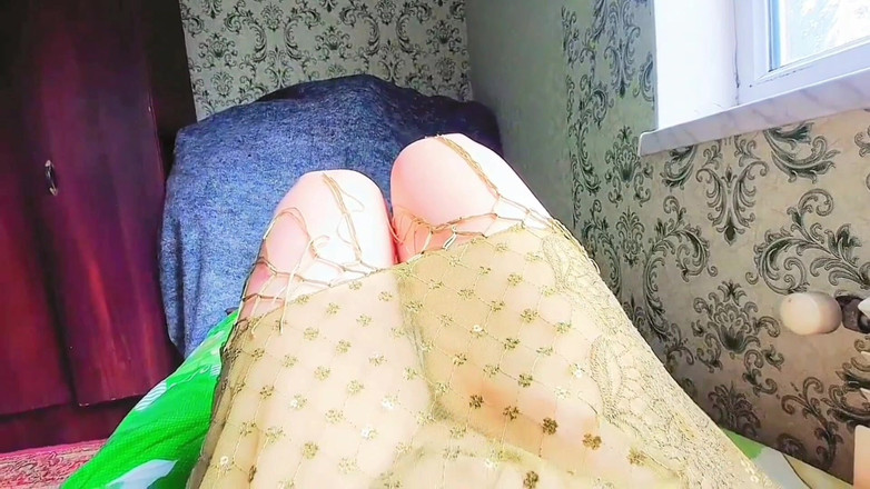 Kitty_Cross: Atemberaubender transvestiert, der wild unter glühenden neonlichter tanzt