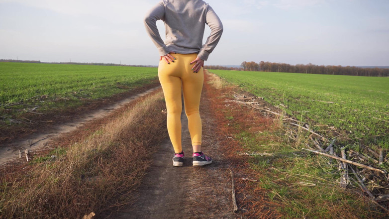 Teasecombo 4K: Women Walking Outdoors in Tight Yoga Pants
