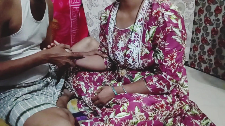 BendableFog5: Desi bhabhi pergi untuk membujuk abang iparnya dengan memijat minyak...