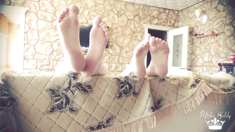 Goddess Misha Goldy: Masturbare cu picioarele noastre, Betta, curvă cu picioare
