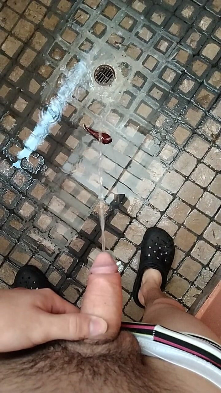 charlessteel: Močení venku na dvoře mého domu