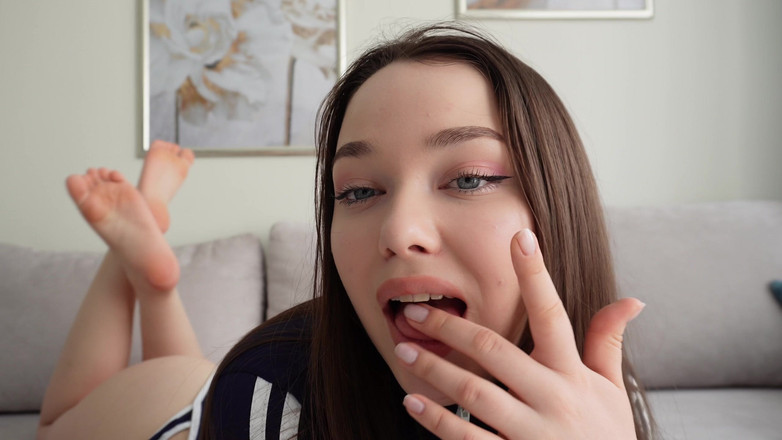 Arina_Love: Mẹ kế trẻ thủ dâm với phích cắm mông - rên...