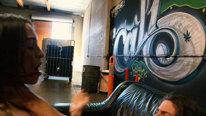 BestPorn85: 거대한 자지를 타고 지지를 삼키는 발정난 갈색 머리