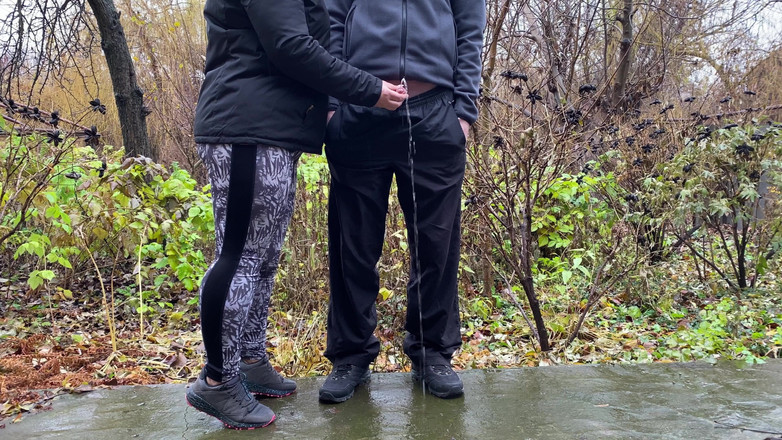 OurFetishLife: Ibu mertua olahraga setelah joging di taman memegang penis menantu