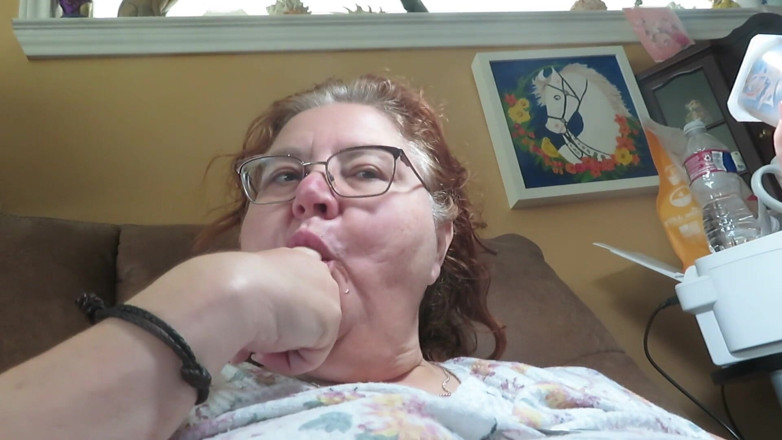 BBW nurse Vicki adventures with friends: Je mange ma tasse de chatte pour toi, mangeurs