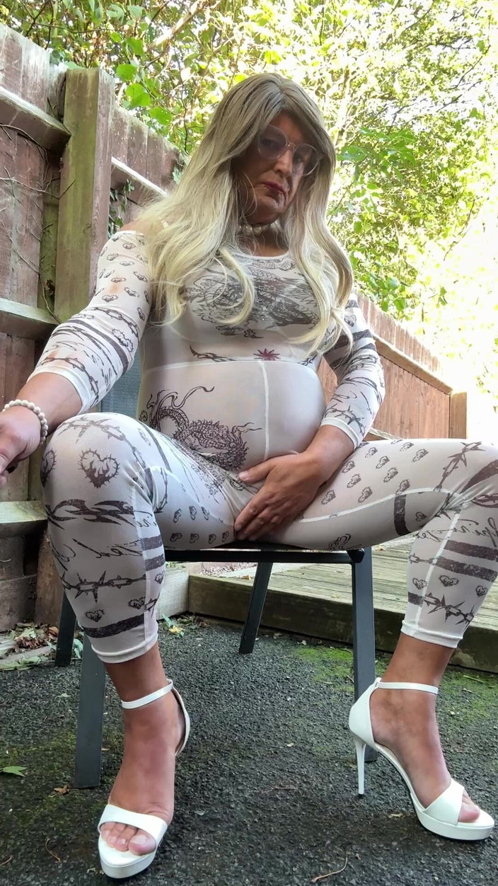 Kellycd2022: Сексуальный кроссдрессер Kellycd2022 в сексуальном белом комбинезоне и на каблуках