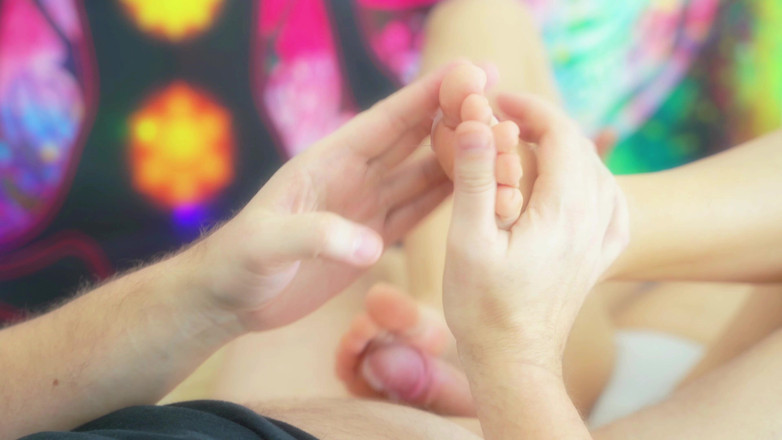 Julius_Dwayne: Moja żona masturbuje mi penisa stopami. Nogi w nasieniu