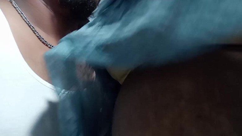 Veni: Tamil Young dá leite aos peitos de seu amante