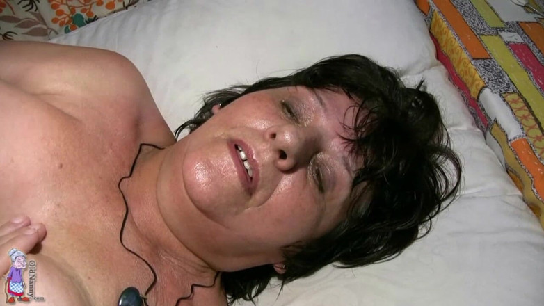 Old Nanny: Büyük çift dildo denemesi