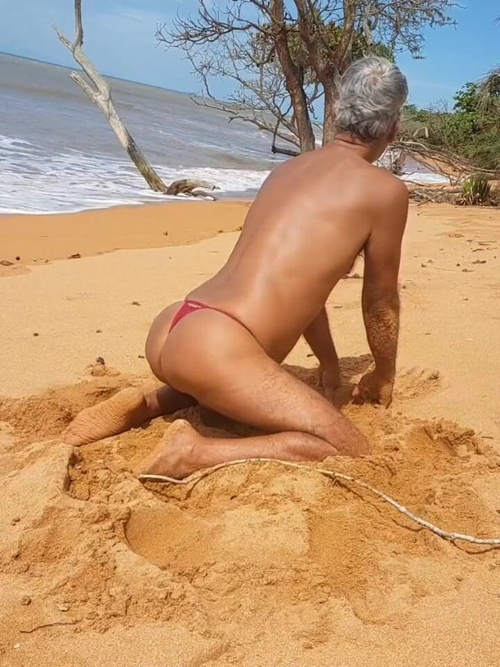 Ladysilvas: Ladysilva sahilde kırmızı külotlu ateşli götünü gösteriyor