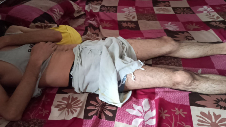 Desi__Panda: Uau, primeira vez toque meu meio-irmão grande pau em Lungi...