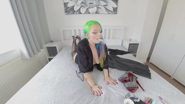VR smokers HD-2D Videos Only: Laurensafreak - Getting ready