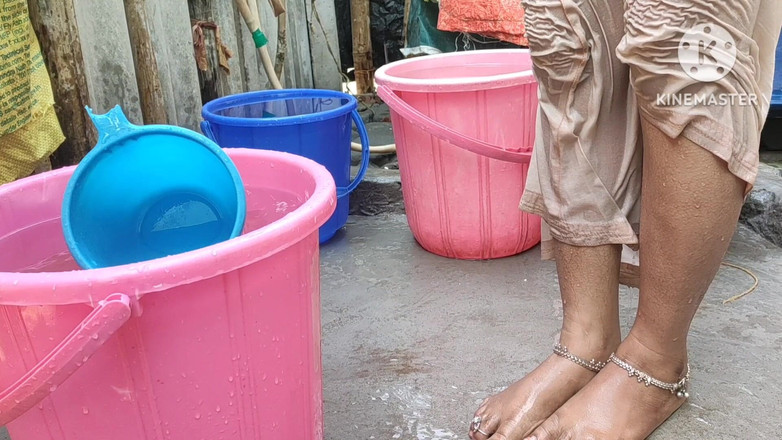 Anita yadav: Ibu rumah tangga India pamer mandi sambil bugil