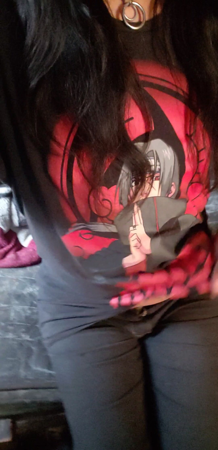 Laura1929: Yumiko Trans vestindo sua camisa favorita do Itachi Anime