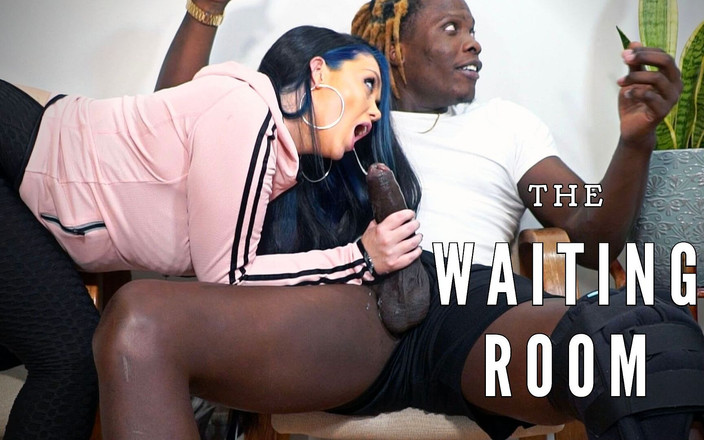 King BBC Official: Pawg vú to bú cặc trong phòng chờ của văn...