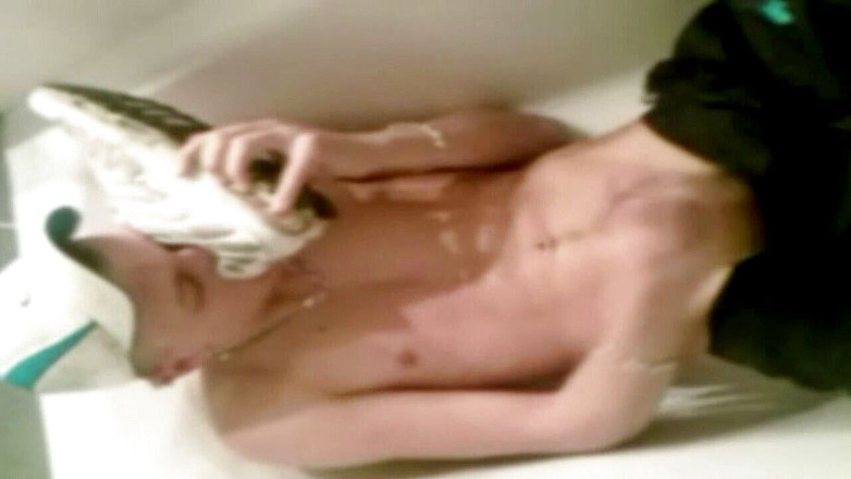 Sneaker gay: Sneaker e piscio umiliazione in bagno