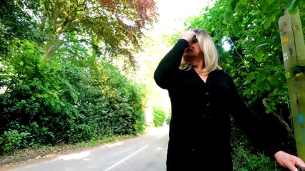 Kellycd2022: Любительський кроссдрессер kellycd2022 сексуальна матуся писяє своїми трусиками під час обіднього їзди в колготках і ажурних панчохах і підборах