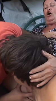 ¡Mujer madura con pecho grande follada con fuerza por una polla grande!
