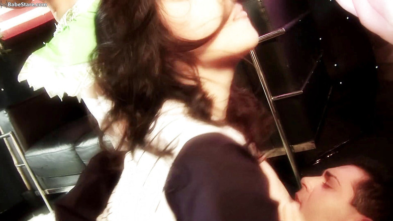 Babe Stare: Un groupe de filles vêtues de costumes sexy se fait...