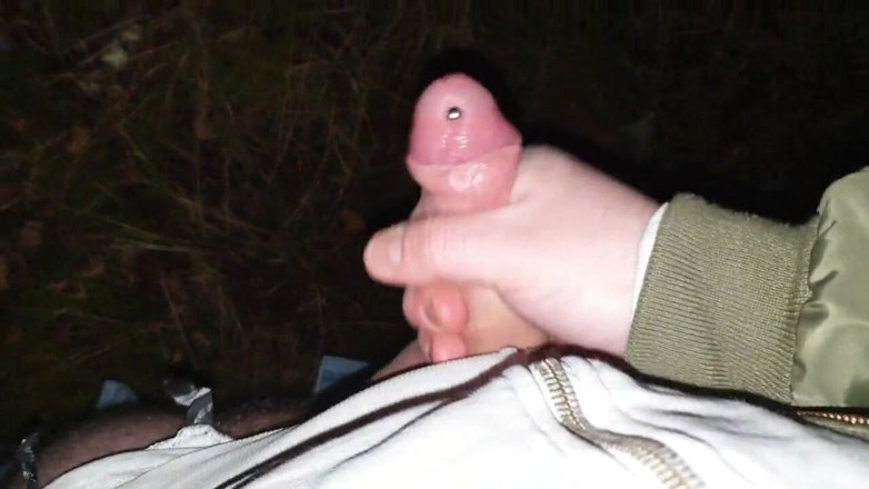 PiercedSwedishCock: 在树林里抚摸我穿孔的鸡巴 + 射精与呻吟