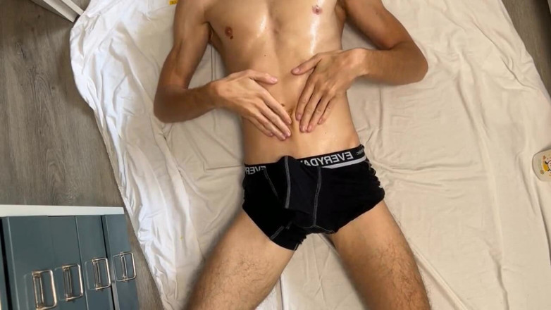 qaz11: Masturbación con la mano en cam-233