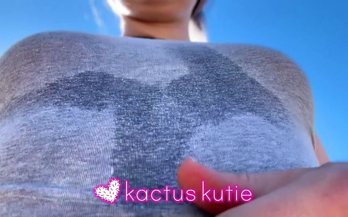 Kactus kutie: Pequeñas tetas rebotando sudor en camisa gris