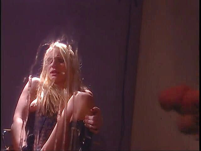 Home Alone and Horny: Блондинка повія, що мастурбує, важко кінчає для вас