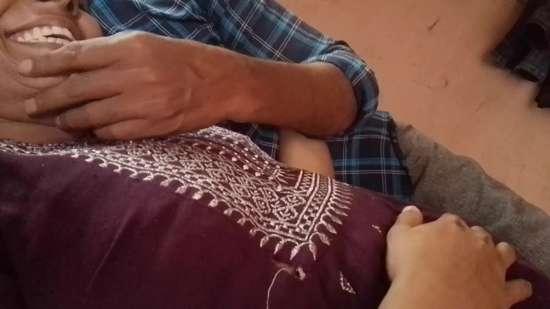 LEGSCOUPLE12: Hintli kız penisini ağzına sokuyor ve sütünü ağzına alıyor