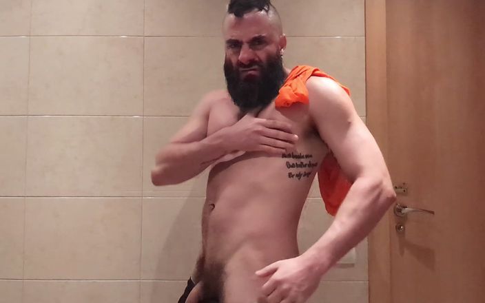 The bearded master: Pappa älskar att sniffa sig efter sin träning.