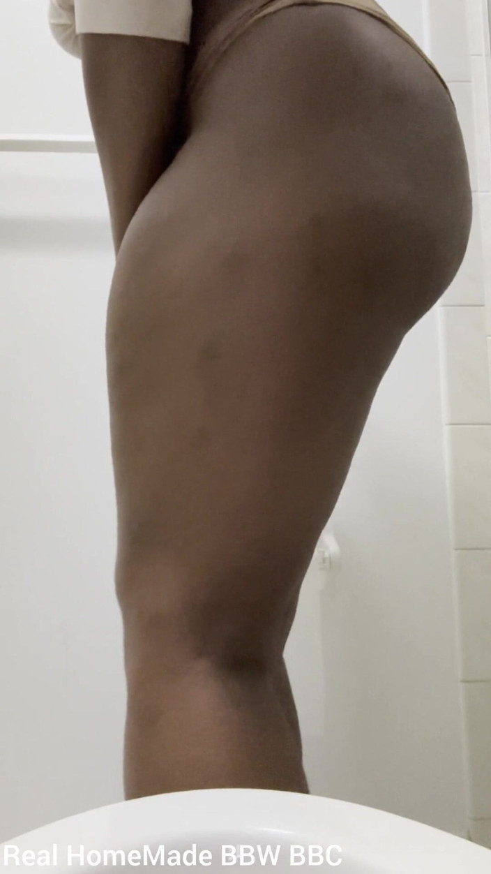 Super sexy ebony cuties: Desesperado por mear mientras pueda orinar mis pantalones