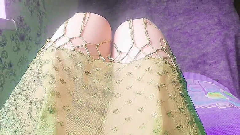 Kitty_Cross: 可爱的 femboy 在裸露的腿上拉超大毛衣