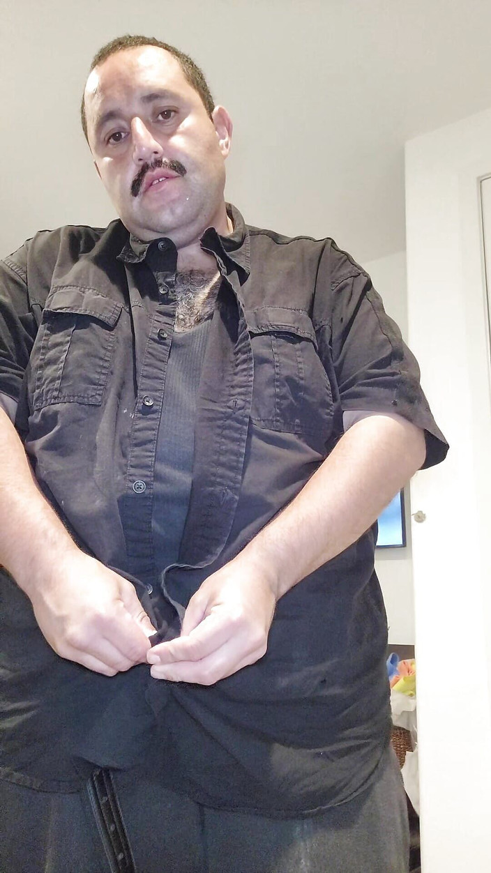 Rocky Rivers: Une latino excitée caresse une bite non circoncise