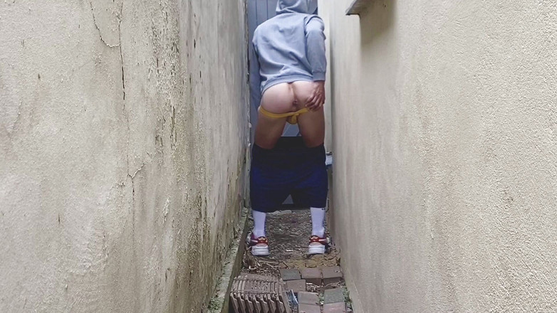 Fuckbutty: Kouřící šukaný chlapec honí a vystříká svůj náklad do uličky