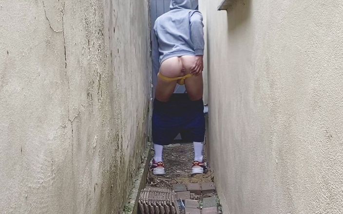 Fuck butty: Smoking scally lad wanks and shoots his load down an...