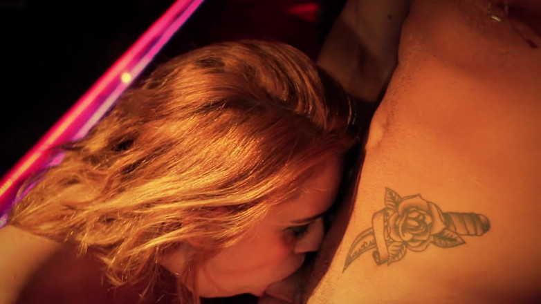 Hot Girlz: Sexy stripper teases her client and rides his cock