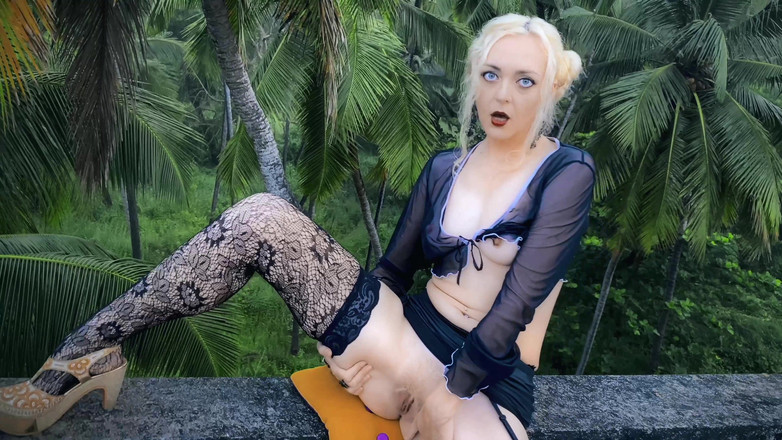 Lola Spais: Sikanie na zewnątrz