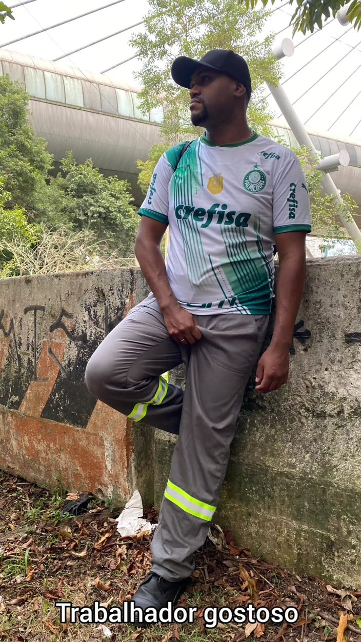 SEX GAY AMATEUR: 建筑工人在建筑工地上操男孩