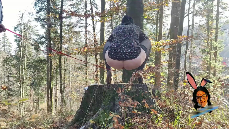 Toilet Mommy: Punčochy a vysoké podpatky zralá MILF nevlastní máma chčije venku...