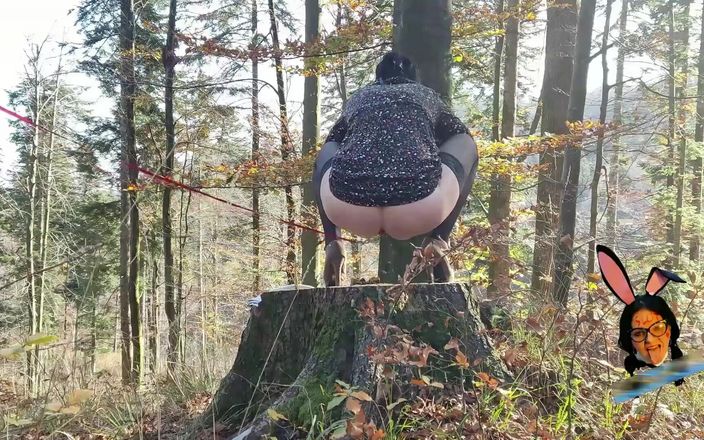 Toilet Mommy: Strumpor och höga klackar mogna MILF styvmamma pissar utomhus med...