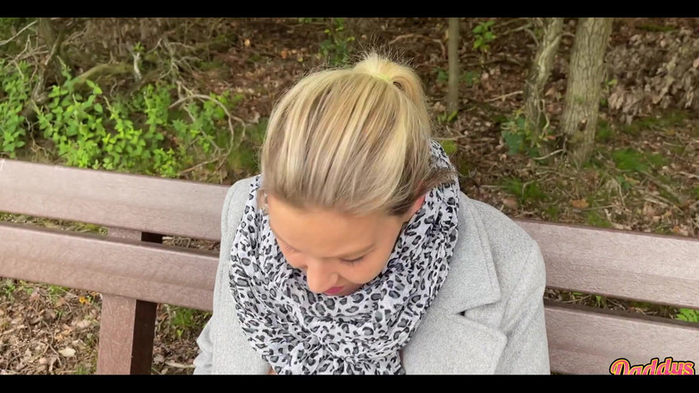 Daddys Luder: Exhibitionistin bekommt orgasmus im park