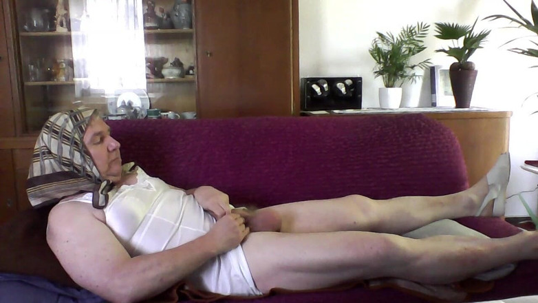 Andi Geil: Andreas se masturbează cu o căști și sub fustă