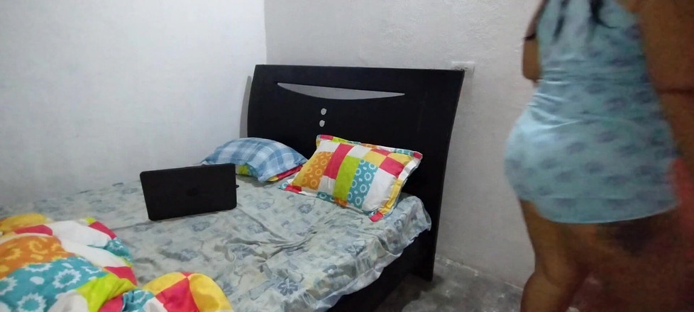 Adribella69: Îmi surprind micuța fiică vitregă de 18 ani masturbându-se și ajung să-i...