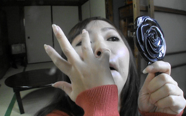 Fetis JP: Milf montok menggali hidungnya