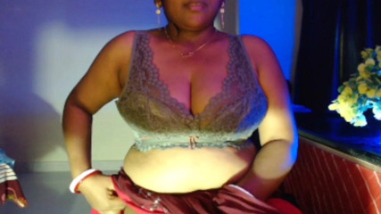 HotGirl21: Ciupitură de sfârcuri solo sexy cu țâțe fierbinți.