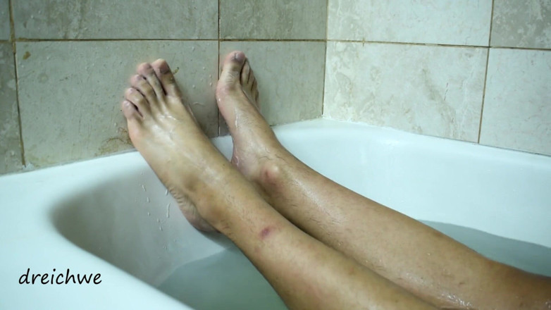 Dreichwe: Feet warm in a bathtub with soap