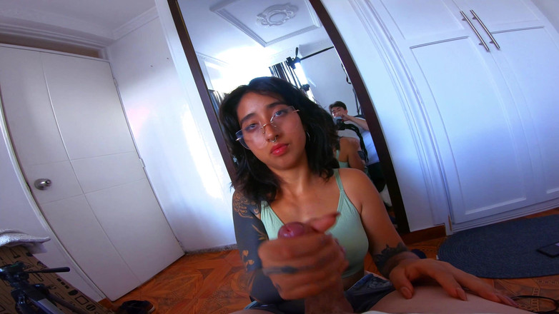 Ellie pink: 大学 Tattoed 女郎给口交