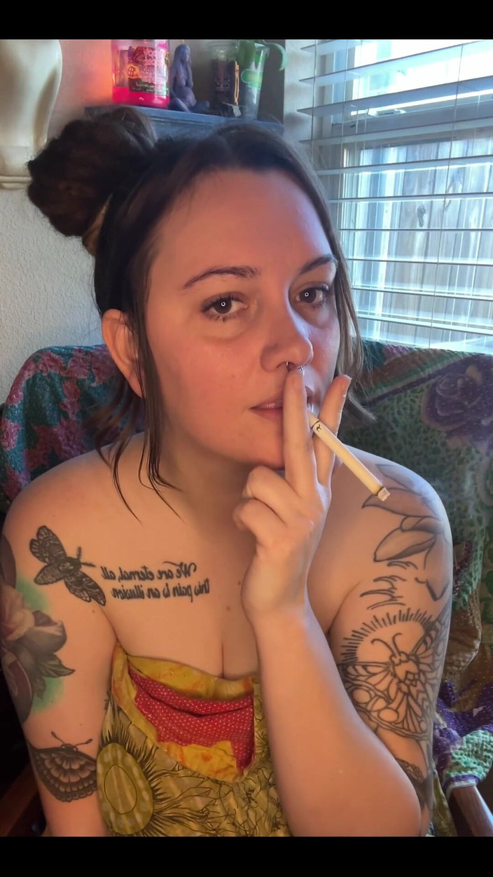 Chery Trees: Kilolu sigara içen kadın mastürbasyon yapıyor