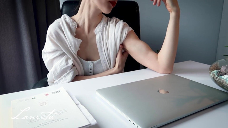 Lanreta: Office muscle show for the coworker