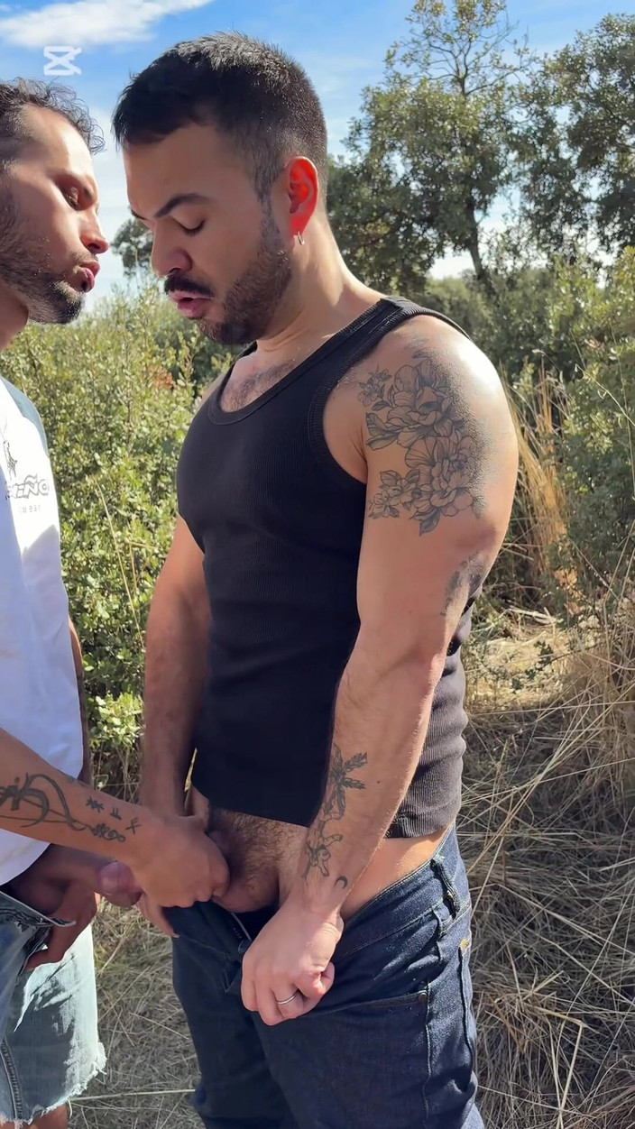 Mr. Pentacle: 소변을 보고 있었는데 그의 자지가 내 입에 들어갔어