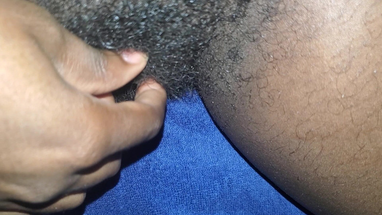 Roseblue2: 抚摸她的阴蒂